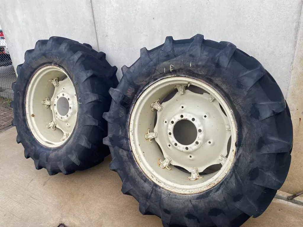 Case International IH 15w x 34 velgen met Michelin 18.4-34, 18.4R34 banden