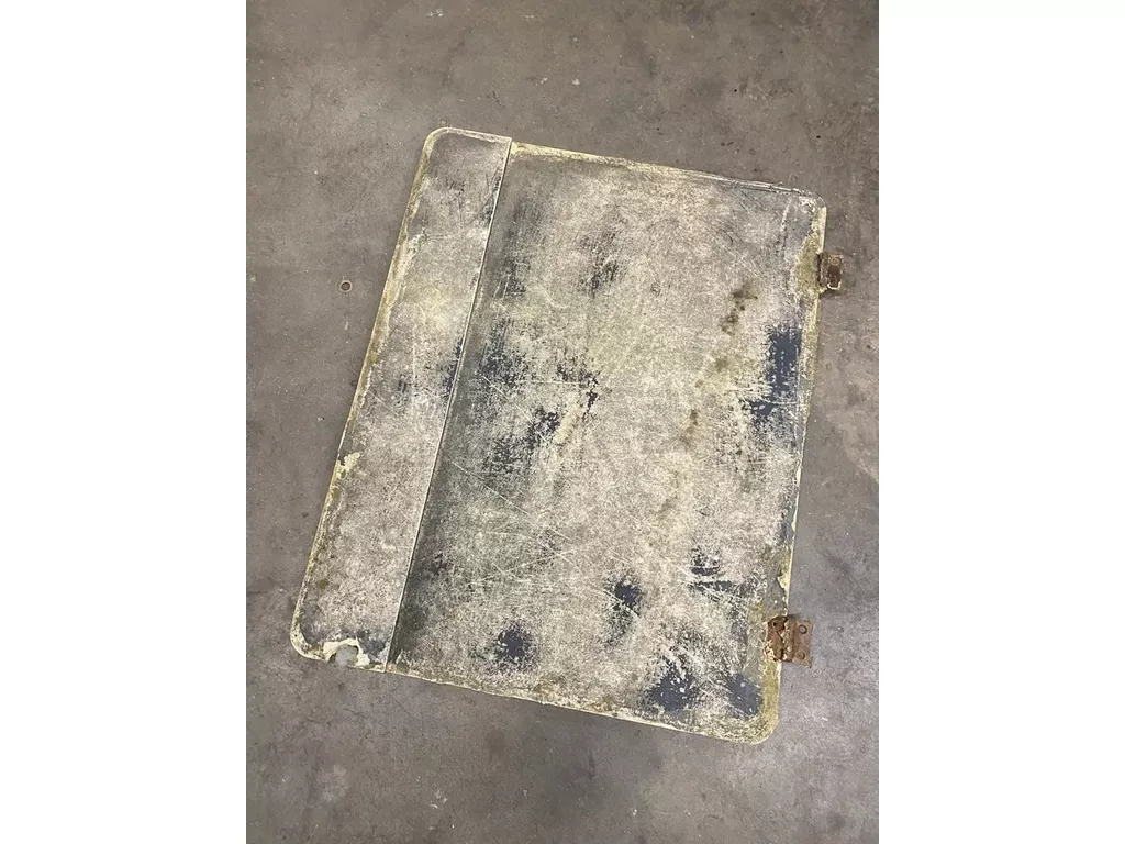 International inliggend dakluik XL, met schade, zie foto's