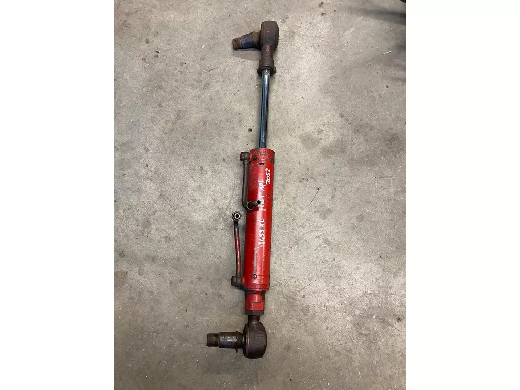 International stuurcilinder van een 1255XL of 1455XL met ZF APL3052 vooras, 8 gaats as, CNH nr: 3221640R91