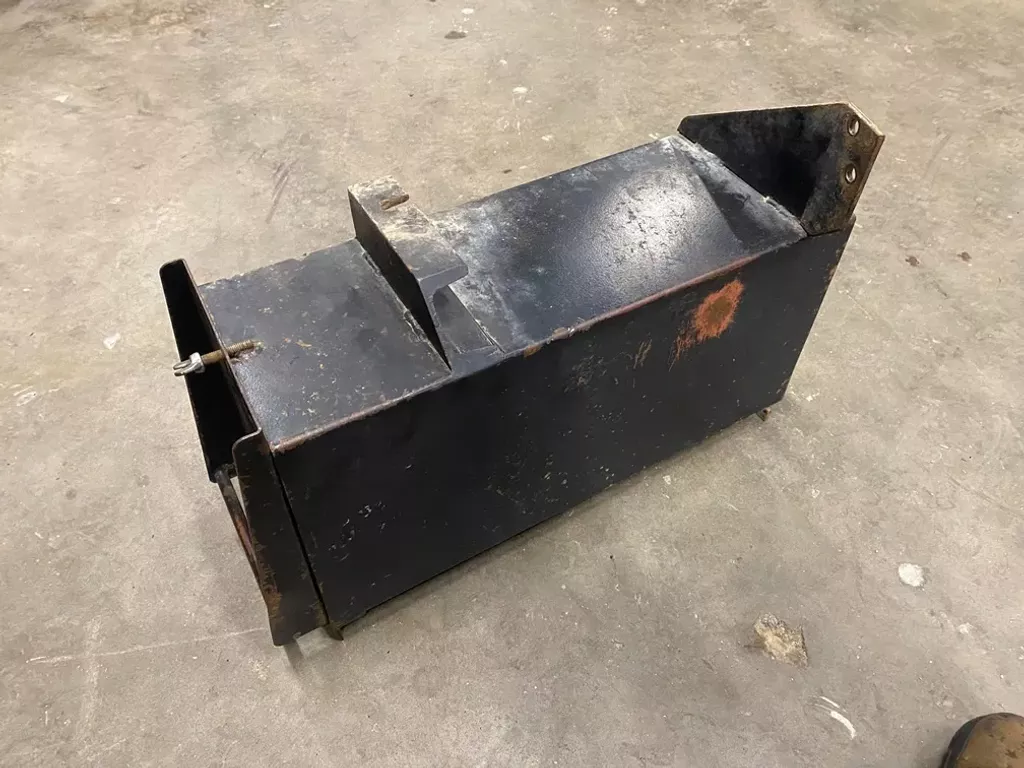 Case IH accubak voor zijmontage onder de cabine van een 856XL, 4 cilinder XL cabine