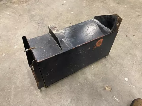 Case IH accubak voor zijmontage onder de cabine van een 856XL, 4 cilinder XL cabine