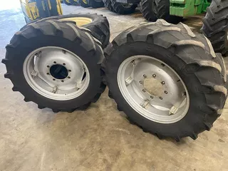 Case IH 360/70R28 banden Pirelli op velg 10w x 28, ZF 8 gaats steek