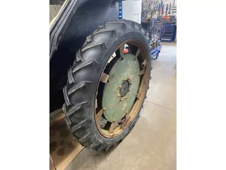 Case IH set cultuurwielen, banden Michelin 9.5-44 op velg ZF 8 gaats. 221/275/8, banden slecht