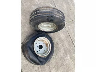 Case IH 2wd voorvelgen, 5 gaats, IHC, Case IH. Met 10.00-16 banden, 1 band kapot.