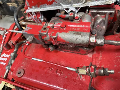 International hydraulisch aanhangwagen remventiel van een rode 845XL