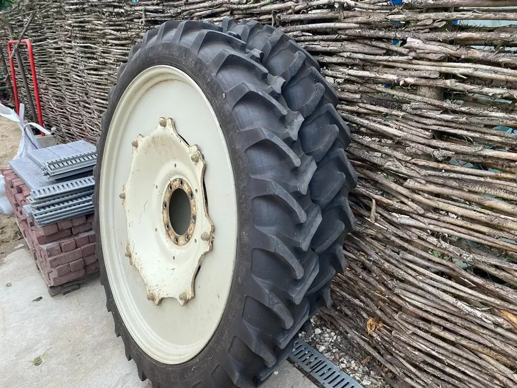 Alliance 230/95R48, 9.5R48 Alliance cultuurwielen set, velgen met ZF 8 gaats steek, afkomstig van 845XL