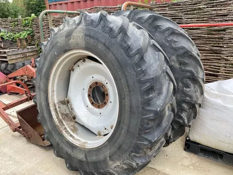 Case IH 18w x 38 verstelbare velgen, origineel van 1255XL en 1455XL met Stomil 20.8-38 banden