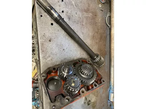 International aftakas, pto tandwielen, 540, 1000, tussentandwiel, deksel en lange as uit bak van een 844-SB, 844S, 844-S