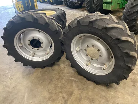 Case IH 360/70R28 banden Pirelli op velg 10w x 28, ZF 8 gaats steek