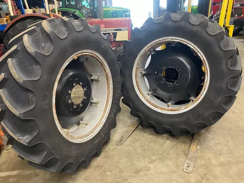 Case IH 15w x 38 velgen verstelbaar ZF 8 gaats steek, 221/275/8, 956XL, 1056XL CNH nr: 3225597R met 480/70R38 BKT