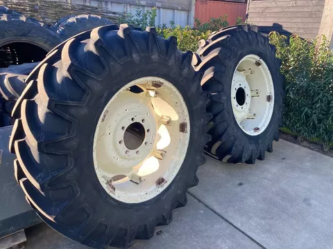 International 15w x 34 velgen van een 845XL met 460/85R34 Mitas banden (18.4-34)