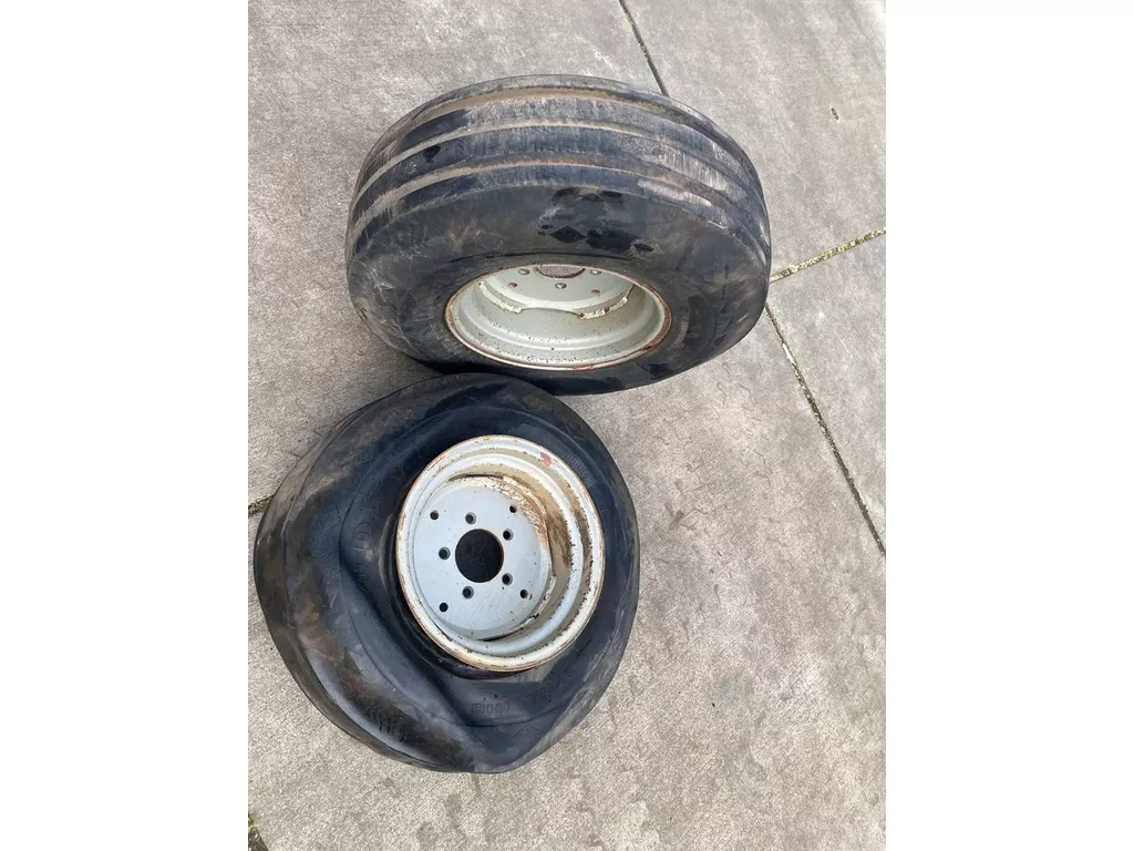 Case IH 2wd voorvelgen, 5 gaats, IHC, Case IH. Met 10.00-16 banden, 1 band kapot.