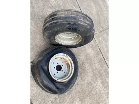 Case IH 2wd voorvelgen, 5 gaats, IHC, Case IH. Met 10.00-16 banden, 1 band kapot.