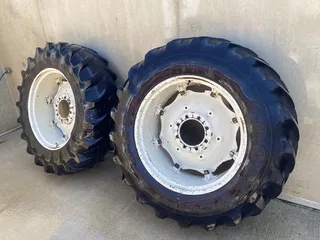 International set 15w x 34 velgen van 44 serie, 844, 844-s, met matige banden