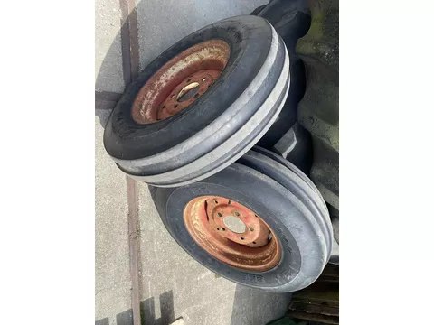 International 5 gaats voorvelgen met BKT 7.50-16 3 ribs banden