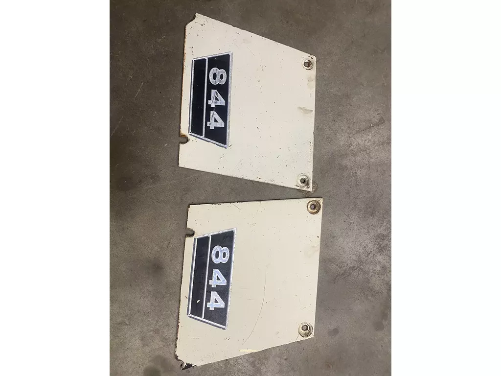 International zijpanelen motorkap 844, kleine hoekjes eraf