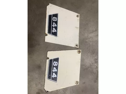 International zijpanelen motorkap 844, kleine hoekjes eraf