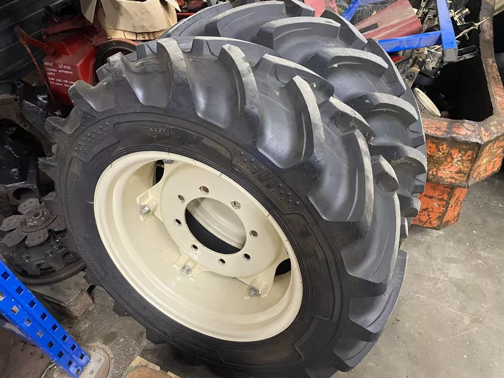 International Alliance 320/70R24 banden nieuw, op IH velg