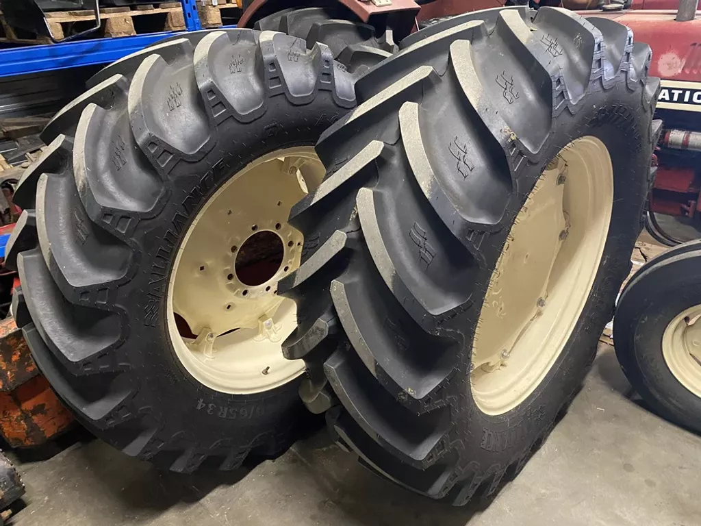 International Alliance Agri Star 540/65R34 op IHC velg 15w x 34