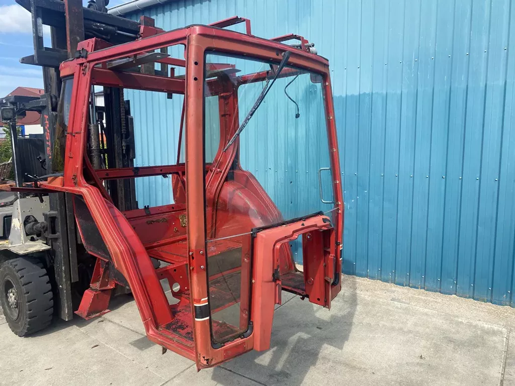 International 4 cilinder XL cabine van een 845XL, 1985 met lange poken, kaal frame met gekitte ruiten