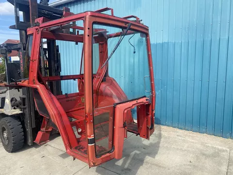 International 4 cilinder XL cabine van een 845XL, 1985 met lange poken, kaal frame met gekitte ruiten