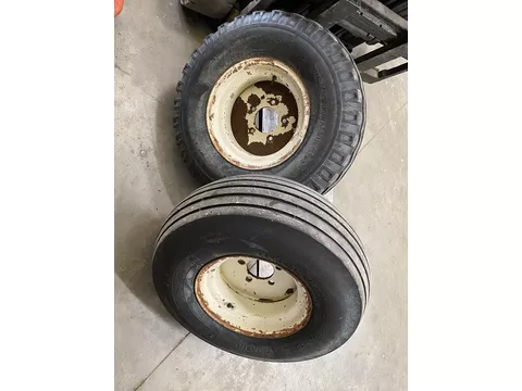International set brede voorbanden voor een 2wd, op velg, 11.5/80-15.3