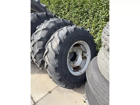 Case IH 14.9-24, 24 inch velgen met matige banden, ZF 8 gaats steek, 221/275/8