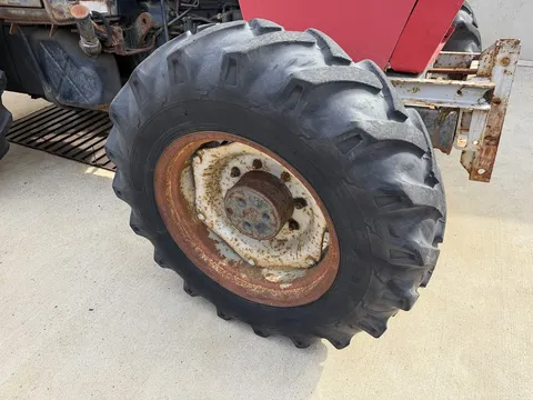 Case IH 2x 24 inch voorvelg met 12.4-24 banden erop, 845XL