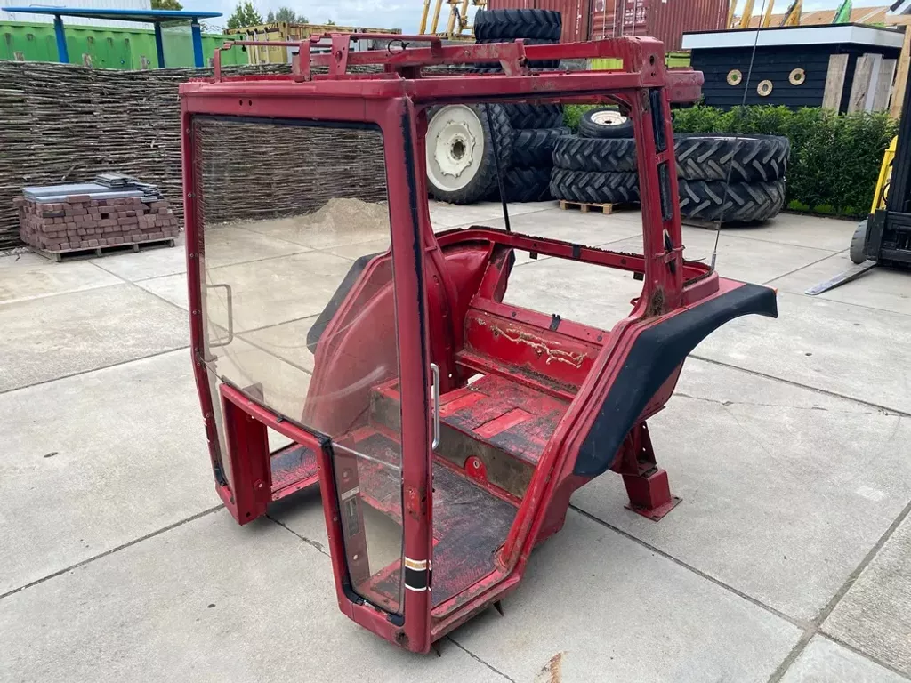 International kaal cabine frame van een 956XL met korte poken