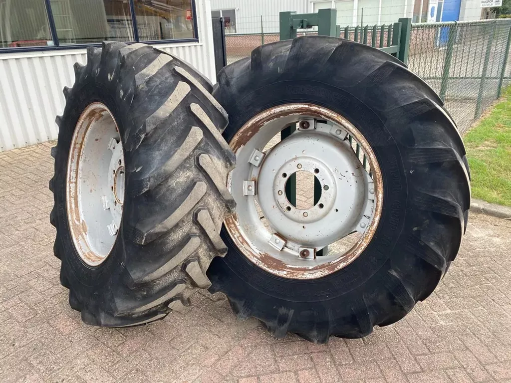 Case IH set achtervelgen 15w x 34 met 18.4-38, 18.4R34 achterbanden, banden zijn slecht. Afkomstig van 845XL.