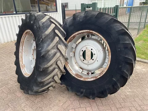 Case IH set achtervelgen 15w x 34 met 18.4-38, 18.4R34 achterbanden, banden zijn slecht. Afkomstig van 845XL.