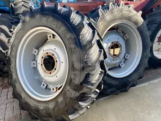 Case IH set 15w x 34 velgen van een Case IH 845XL met Taurus 16.9R34 banden