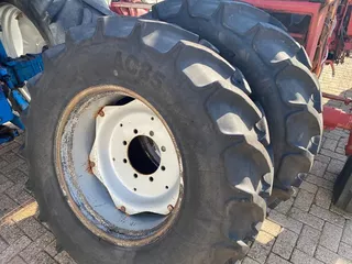 Case IH set velgen 12w x 28 8 gaats steek 221/275/8 van Case International 1255XL met mooie Mitas 380/85R28, 14.9R28