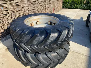 Case IH 18w x 38 verstelbare velgen, origineel van 1255XL en 1455XL met Michelin Agribib 20.8R38 banden