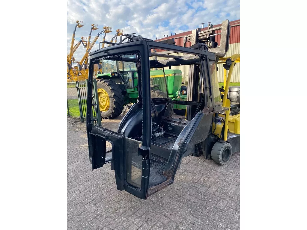 Case IH kaal cabine frame van een 745XL, kale cabine, 4 cilinder XL met lange poken, met werk, roest