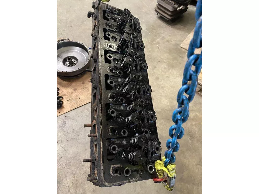 Case IH cilinderkop van een 1455XL 402 motor