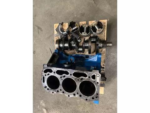 Ford onderblok, drijstangen en krukas van een Ford 4000 met dun filter