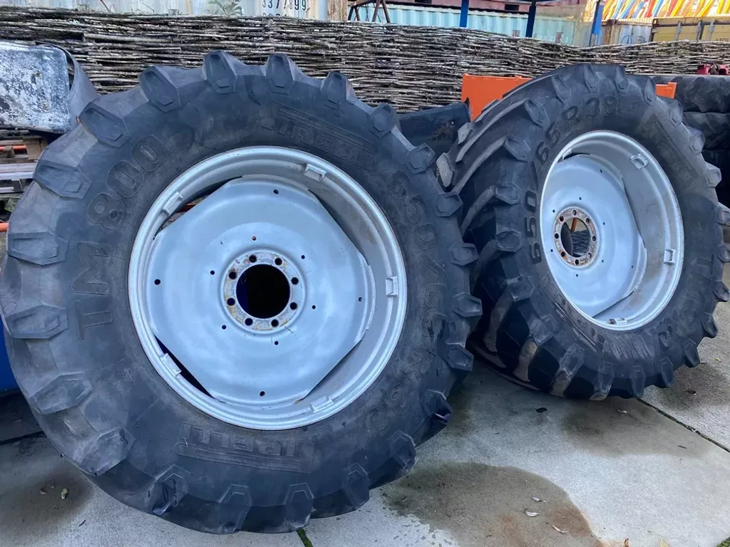 Case IH 18w x 38 vaste velgen (origineel voor 1255/1455XL) met matige 650/65R38 Pirelli banden