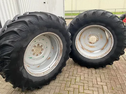 International 20w x 38 velgen met 650/65R38 (1 beschadigd)