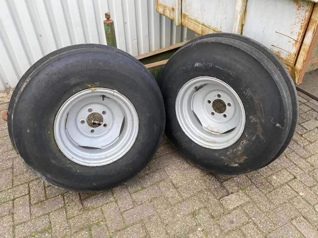 Case IH set velgen 11w x 18 met slechte 12.5-18 banden, 2wd Case IH en International 5 gaats